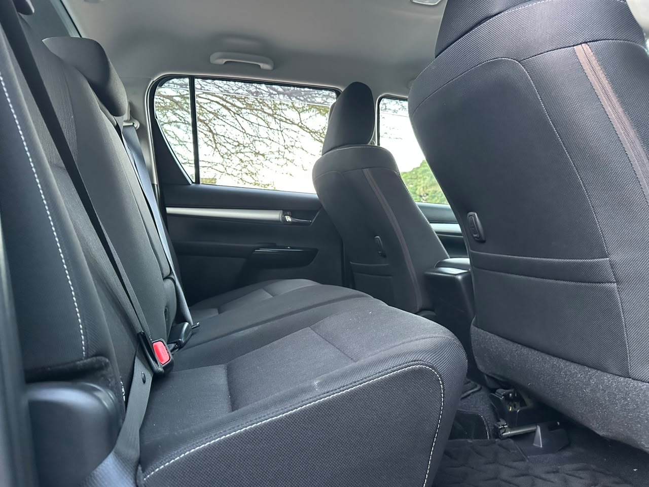 TOYOTA HILUX DOUBLE CABIN thumbnail 5